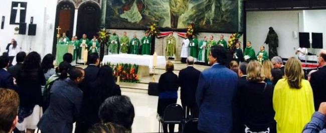 En el marco de l Congreso de Matrimonios en Victoria, Mons. José Rafael celebró la eucaristía a las parejas que forman parte del grupo. La misa se llevó a cabo en San Diego de 3 Ríos.